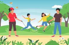 与孩子一起玩家庭夏季活动游戏。快乐活泼的孩子跳过跳绳，由父母牵着。家庭暑期在户外与孩子们玩耍.