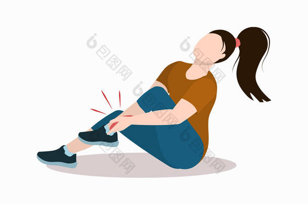 一个年轻的女人坐在地上，紧紧抓住她那疼痛的腿。关于跑步和<strong>运动</strong>期间腿受伤问题的说明