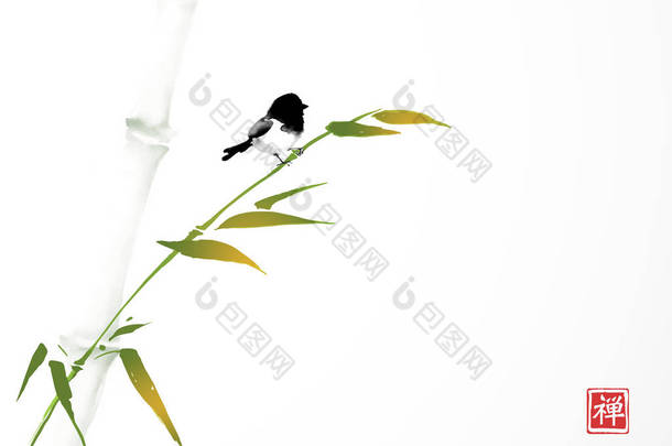 小黑鸟坐在<strong>绿色</strong>水彩竹<strong>树枝</strong>上的白色背景，传统的日本水墨艺术