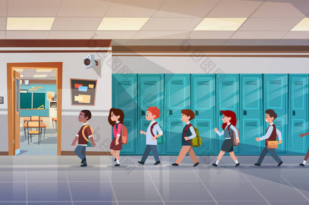 组的学生走在学校走廊上课房间，混合种族学童