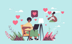在网上约会的男人和女人聊天在虚拟会议上讨论的非洲裔美国夫妇