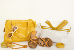 可爱的夏天黄色袋配凉鞋和配件.