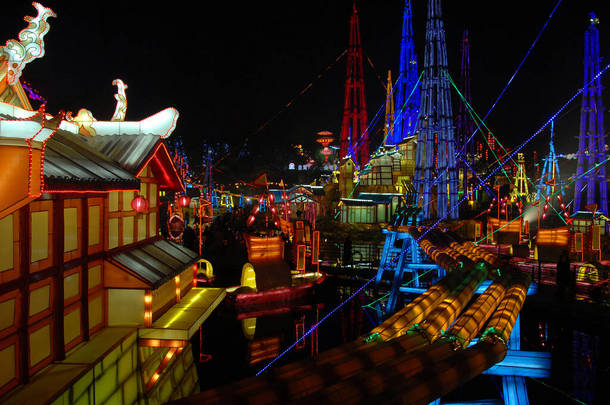 中国四川自贡的自贡灯节。这是中国最大的元宵节之一，是在农历新年<strong>前后</strong>庆祝的。代表房屋和盐井的灯笼.