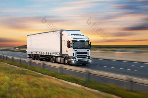 道路上装有集装箱的卡车，货物运输概念.