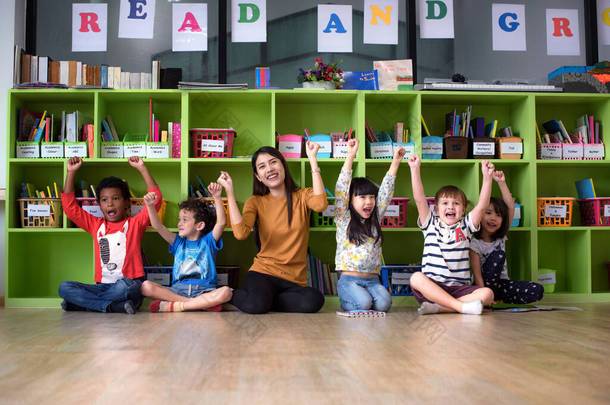 幼儿园组<strong>同学</strong>都在课堂上，在老师的课业教学中兴高采烈 