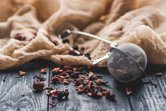 干水果、茶叶过滤器、木桌布等美味红茶