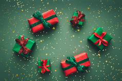圣诞节的背景是五颜六色的绿色小圣诞礼物.平躺在床上从上面看复制空间.