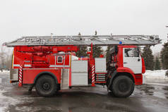消防车用的梯子和软管-大红色俄罗斯消防车辆