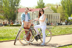 骑自行车的年轻夫妇