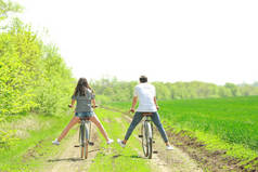 夫妻骑自行车