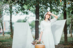 漂亮的新娘，身穿白衣，开着一束花