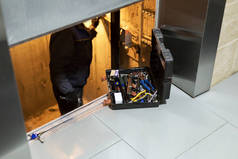 电梯 schaft 的专家固定或调整升降机机构。电梯的定期维修、维修和保养工作