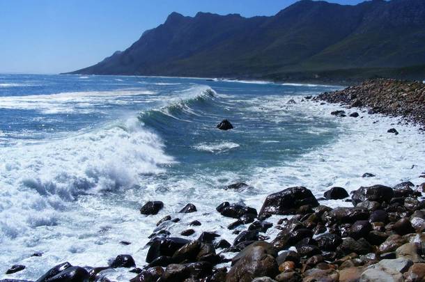 法尔斯湾海岸线上的一个岩石湾被海浪冲破