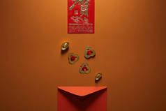 在棕色背景上看到红包、金色中国装饰和象形文字的顶视图