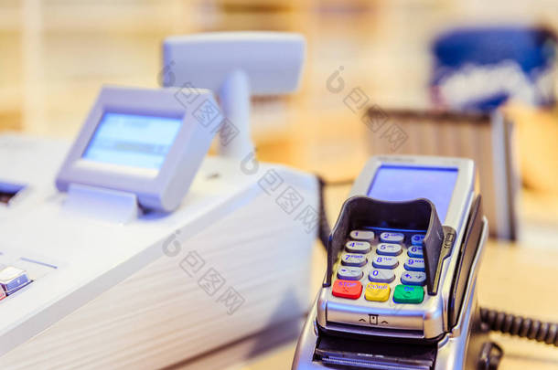 商店的收银机: 客户正在支付购买费用