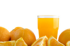 橙汁和在白色上分离的橙片
