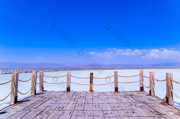 在广阔的盐湖面上,有长长的木制人行道.中国青海省查卡盐湖的美丽风景是在夏天.