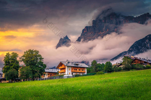 意大利San Vito di Cadore，Dolomites, San Vito di Cadore，欧洲，迷人的高山村，夕阳西下，绿油油的田野，雾蒙蒙的高山