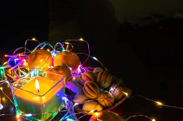 顶部视图。圣诞新年<strong>作品集</strong>与唐吉林蜡烛，花环，彩灯，精选焦点黑色背景假日装饰，复制空间