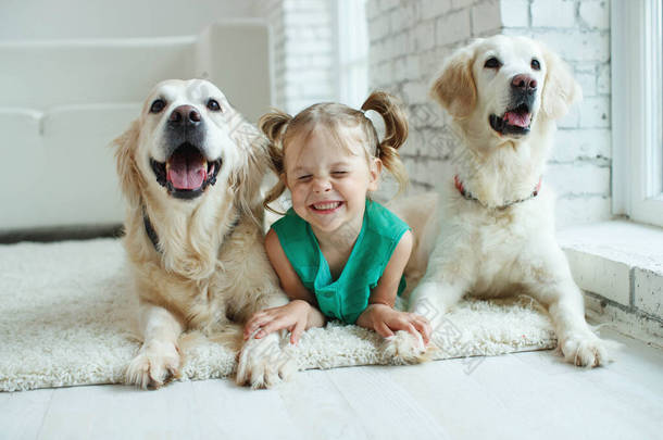 带着狗的<strong>快乐</strong>孩子一个带着宠物的女孩的画像拉布拉多猎犬在家里. 
