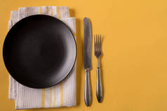 食物背景与空的黑板,餐具和餐巾,在黄色背景,平躺.