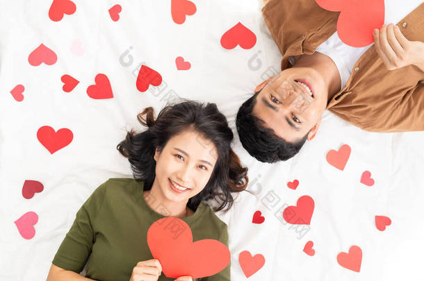 甜美可爱的夫妻头枕在地板上，红红的小红心的自画像 
