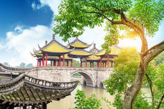 五庭桥，又称莲花桥，是中国扬州瘦西湖的一座著名古建筑.