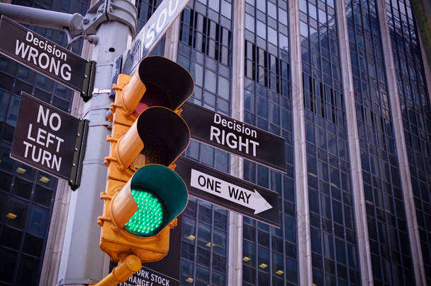 纽约华尔街黄色交通灯黑色指针指南单程绿灯到右决定的方式，没有办法没有转向错误的决定。正确的选择一种方法。最好的选择，正确的选择。华尔街