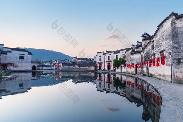 美丽的<strong>古村落</strong>，日出时分，宁静的洪村镇，中国南部安徽