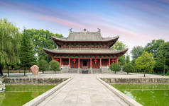 白马寺是继佛教传入中国后，首座政府开办的寺庙。翻译：