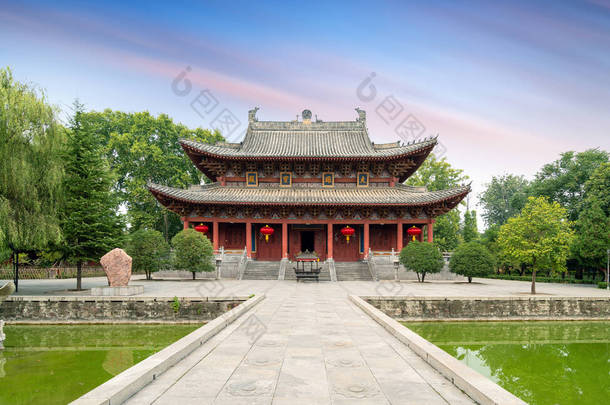 白马寺是继佛教传入中国后，首座政府开办的寺庙。翻译：