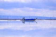查卡盐湖景观蓝天，位于青海省.