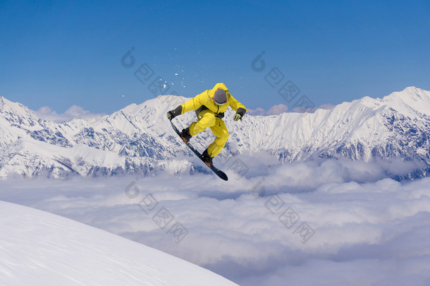 跳上山脉的滑雪者。极限运动.