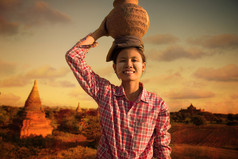 在缅甸的快乐的亚洲传统农民收获