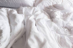 顶视图的白色枕头在床上和皱凌乱条毯子，在卧室里，在一个漫长的夜晚睡不着觉.