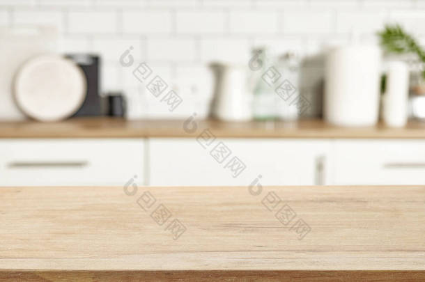 木制餐桌，厨房内部背景分散