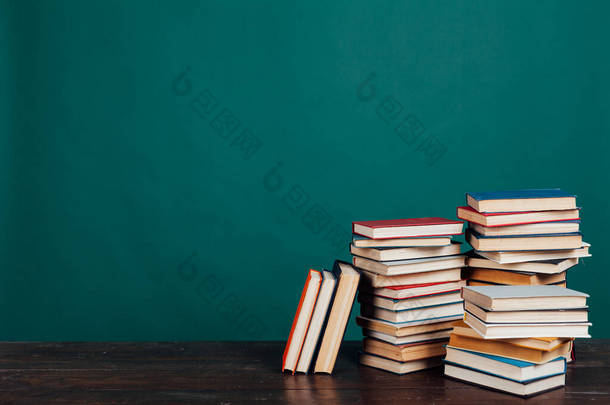 许多<strong>绿色背景</strong>的书籍在学校图书馆任教