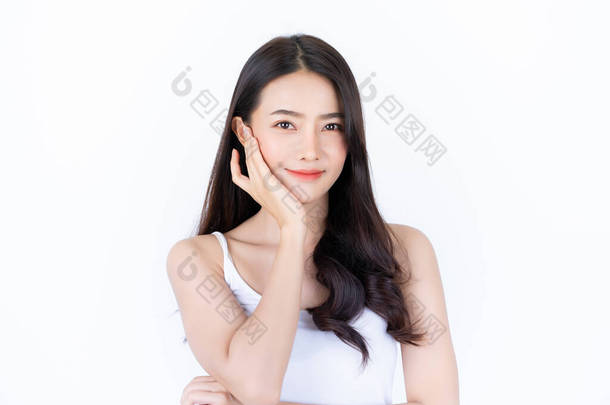 年轻的亚洲女人有着笑脸和明亮的肤色。亚洲妇女孤立无援的白人背景.