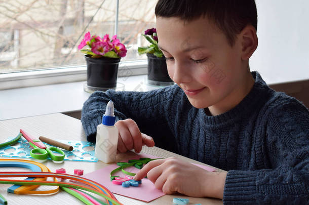 Quilling 技术。男孩做装饰品或贺卡。纸条, 花, 剪刀。手工工艺品在假日: 生日, 母亲或父亲的天, 3月8日, 婚礼。儿童 Diy 概念.