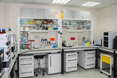 内政部的一个现代化的化学实验室。在科研室设备.