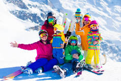滑雪和雪的乐趣。家庭在冬季山. 