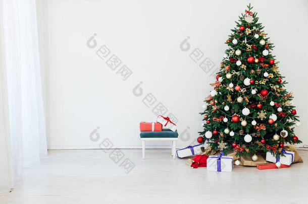 圣诞树松树，配有礼物装饰，新年室内度假卡