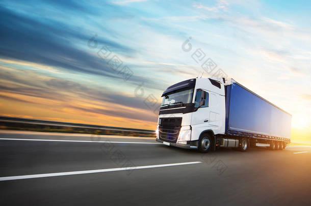 装载欧洲卡车在机动车路在美丽的日落光。论<strong>道路</strong>运输与货运.