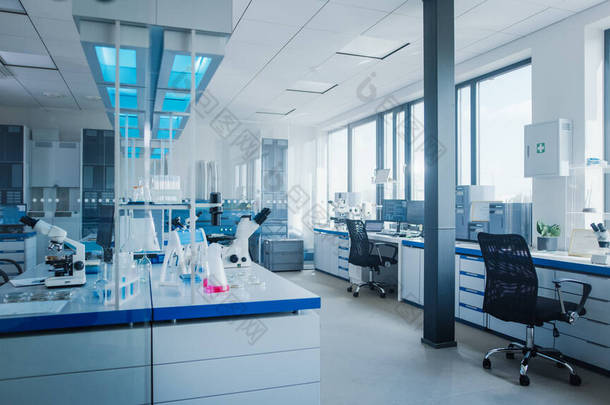 拥有计算机、<strong>显微镜</strong>、玻璃器皿及生化物品的现代医学研究实验室。科学实验室生物技术开发中心充满高科技设备.