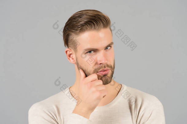 胡子人用手摸胡子。时髦的头发和健康的年轻皮肤男子气概。有胡子的脸和胡须的家伙。<strong>理发店</strong>的胡须梳理和美发护理。护肤与男士美容理念