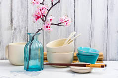 日本的餐具、餐具、筷子和盛开的樱花在亚洲背景下的分支