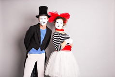 腰起来白皙的脸滑稽 mime 夫妇的画像。情人节、 愚人节的概念