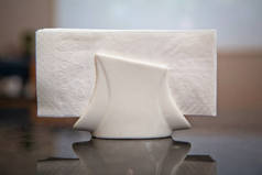 白色餐巾在金属餐巾架，香料盐和胡椒在羊毛玻璃桌子上，全景。 牙签 餐桌咖啡馆或餐馆里的餐桌.