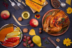 鸡或火鸡，秋季食物吃。感恩节和收获食物背景