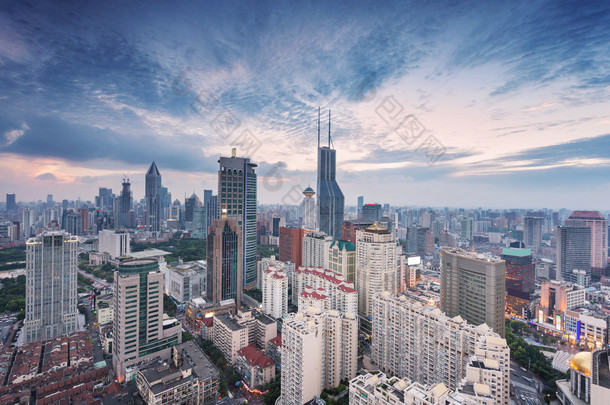 上海日出时的现代城市天际线